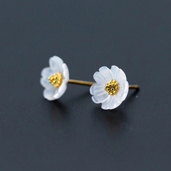 Gorgeous Flower Stud Earrings - Picture 3 of 5